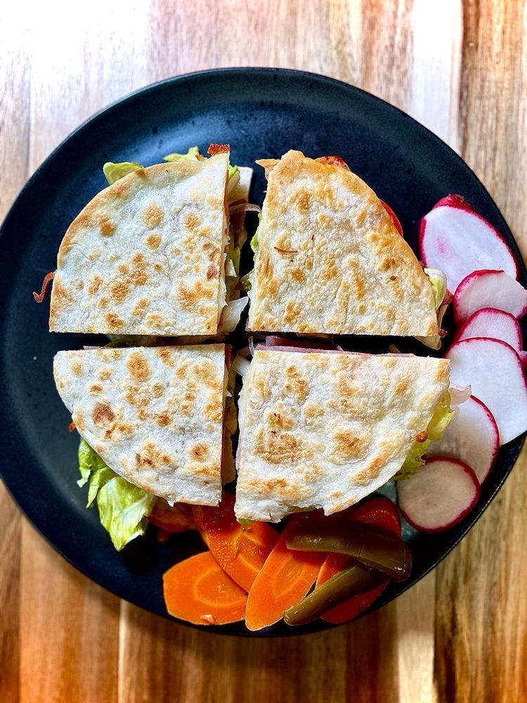 Golden sincronizada cut in four with fresh veggies
